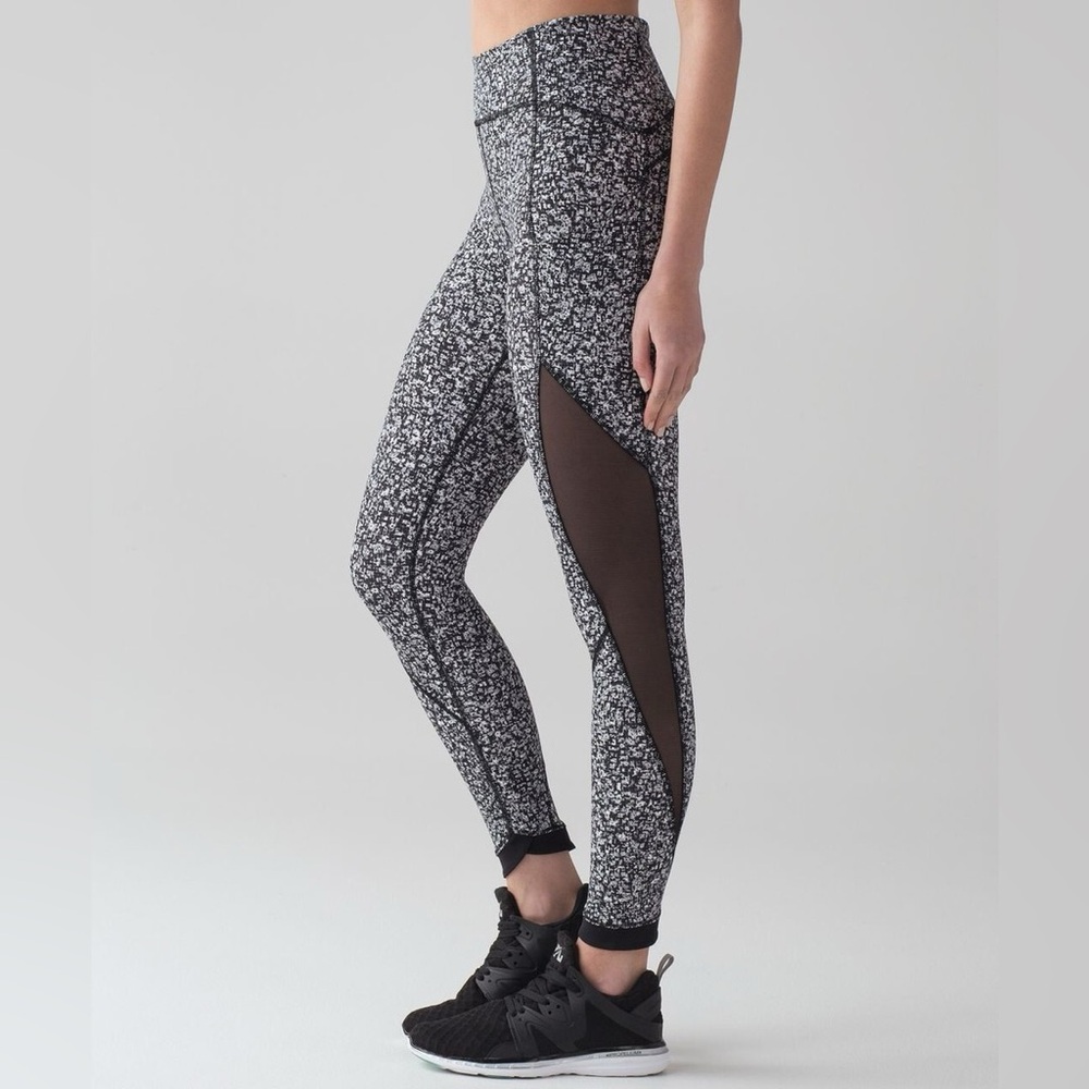 Lululemon Sole Training 7/8 Tight Daisy Dust Alpine White Black / Black